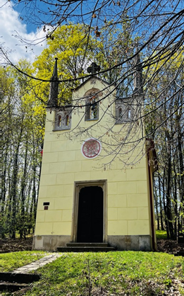 Lesní kaple nad obcí